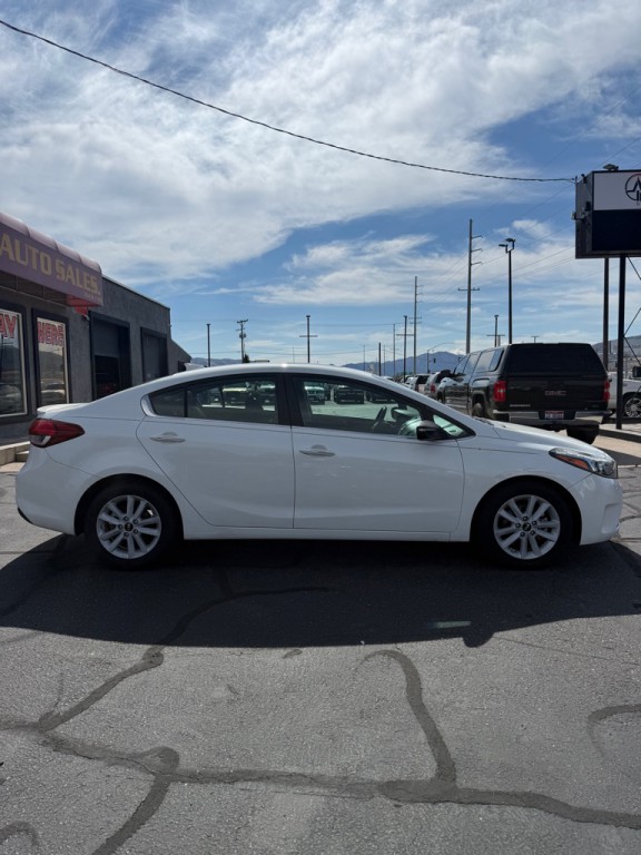 2017 Kia Forte Image 2