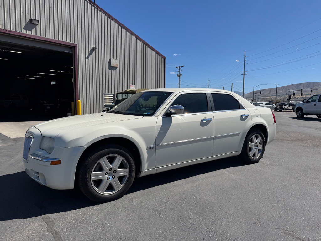 2006 Chrysler 300 Image 2