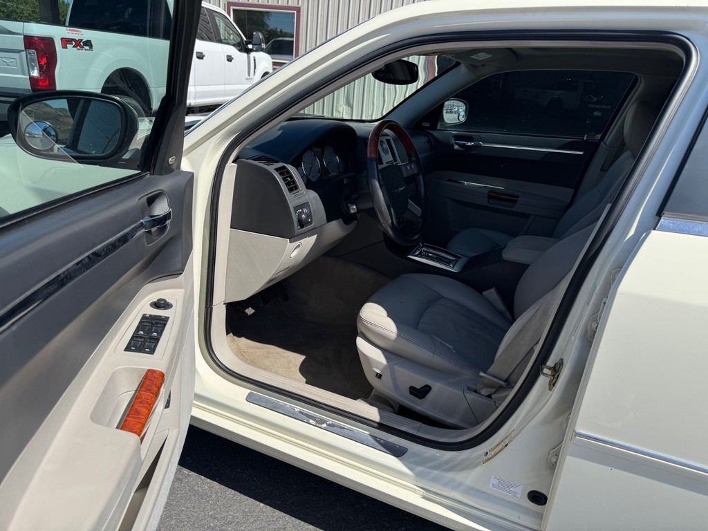 2006 Chrysler 300 Image 7