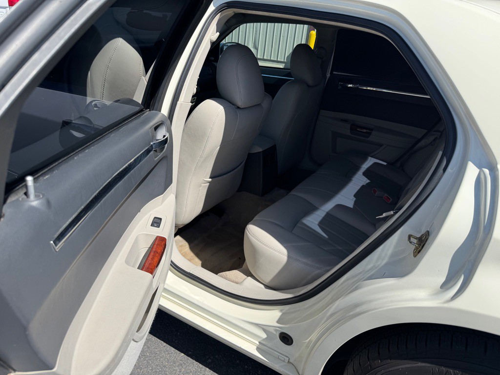 2006 Chrysler 300 Image 8