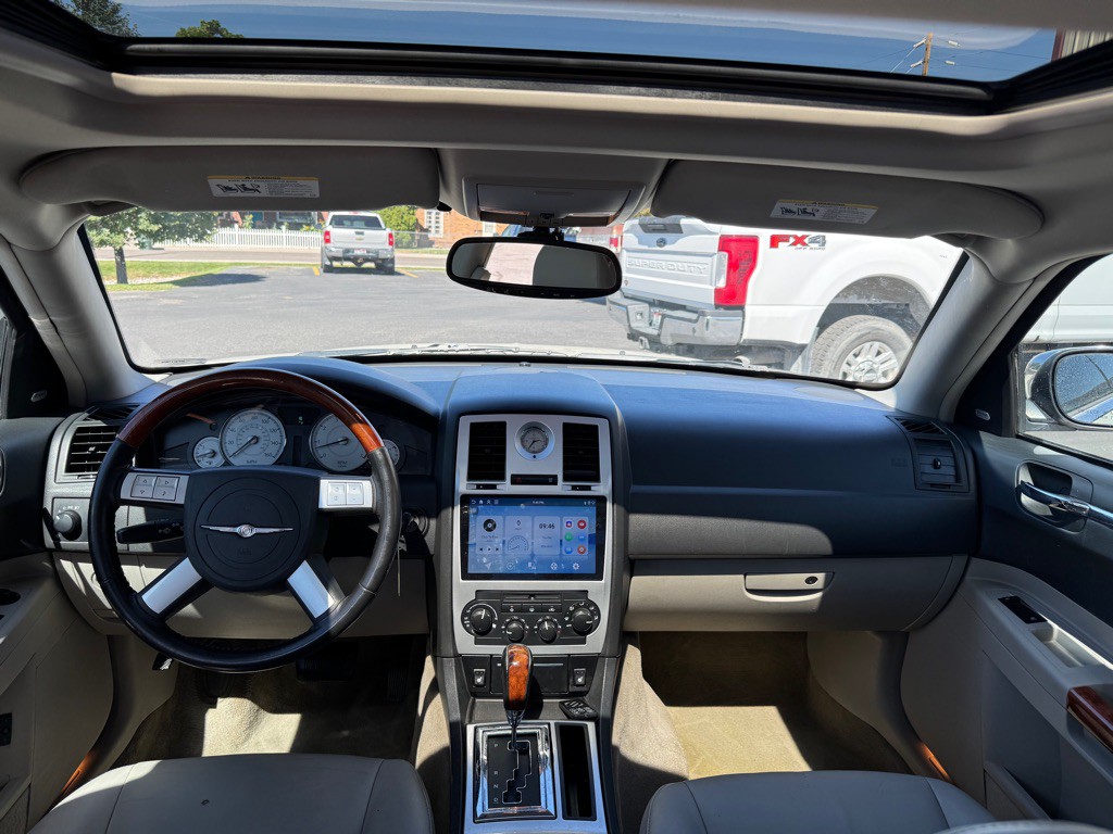 2006 Chrysler 300 Image 9