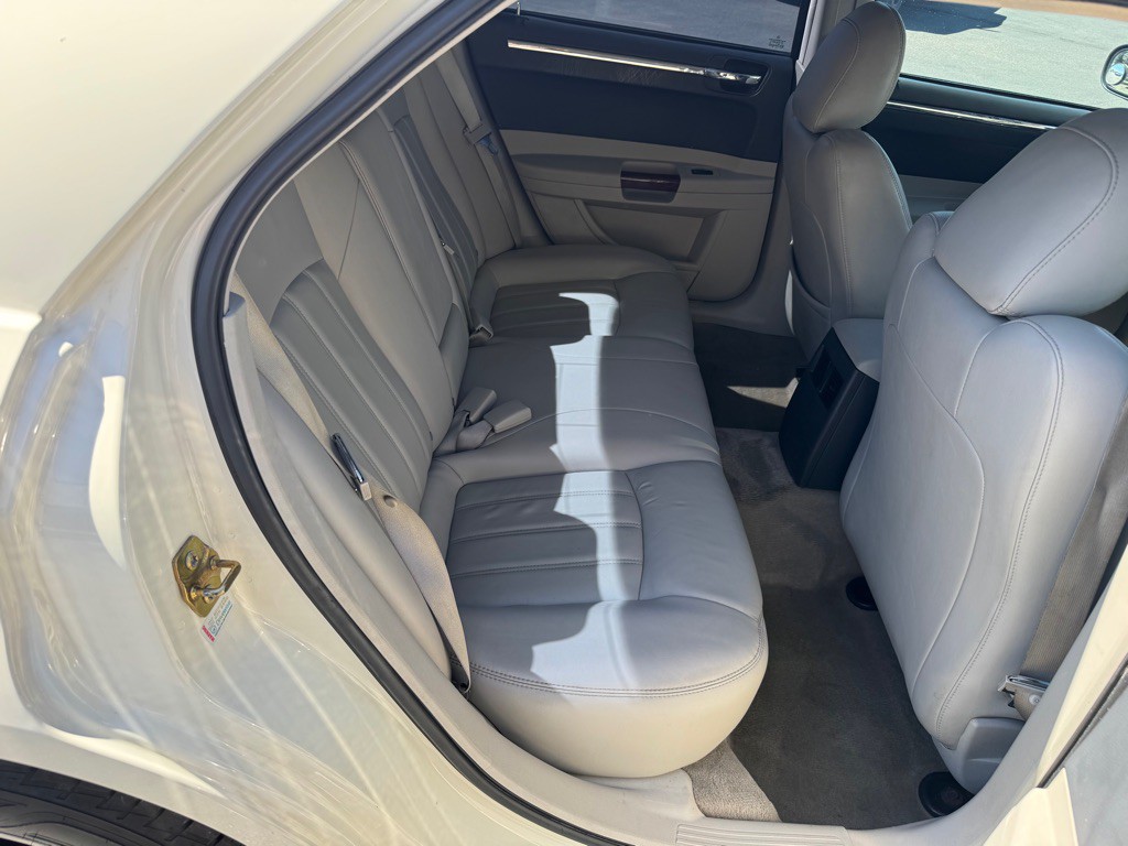 2006 Chrysler 300 Image 12