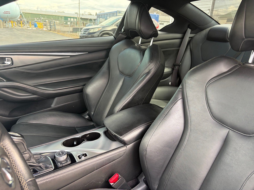 2017 INFINITI Q60 Image 6