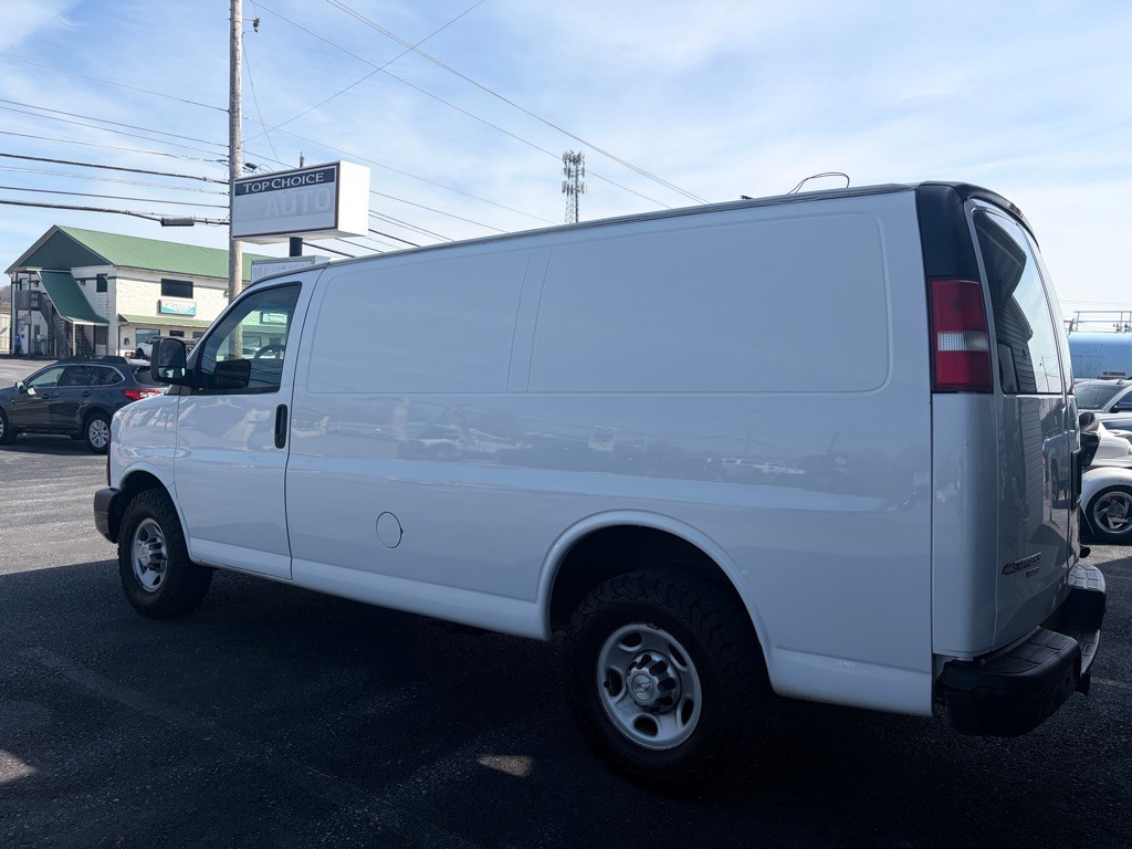 2015 Chevrolet Express Image 3