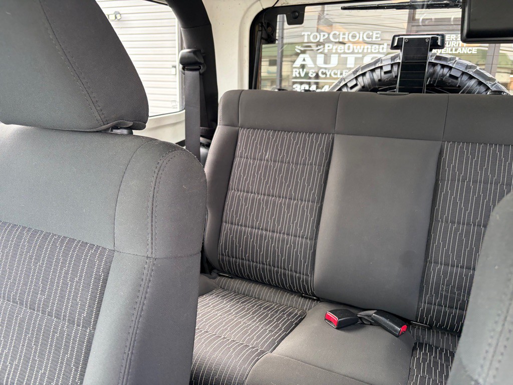 2012 Jeep Wrangler Image 7