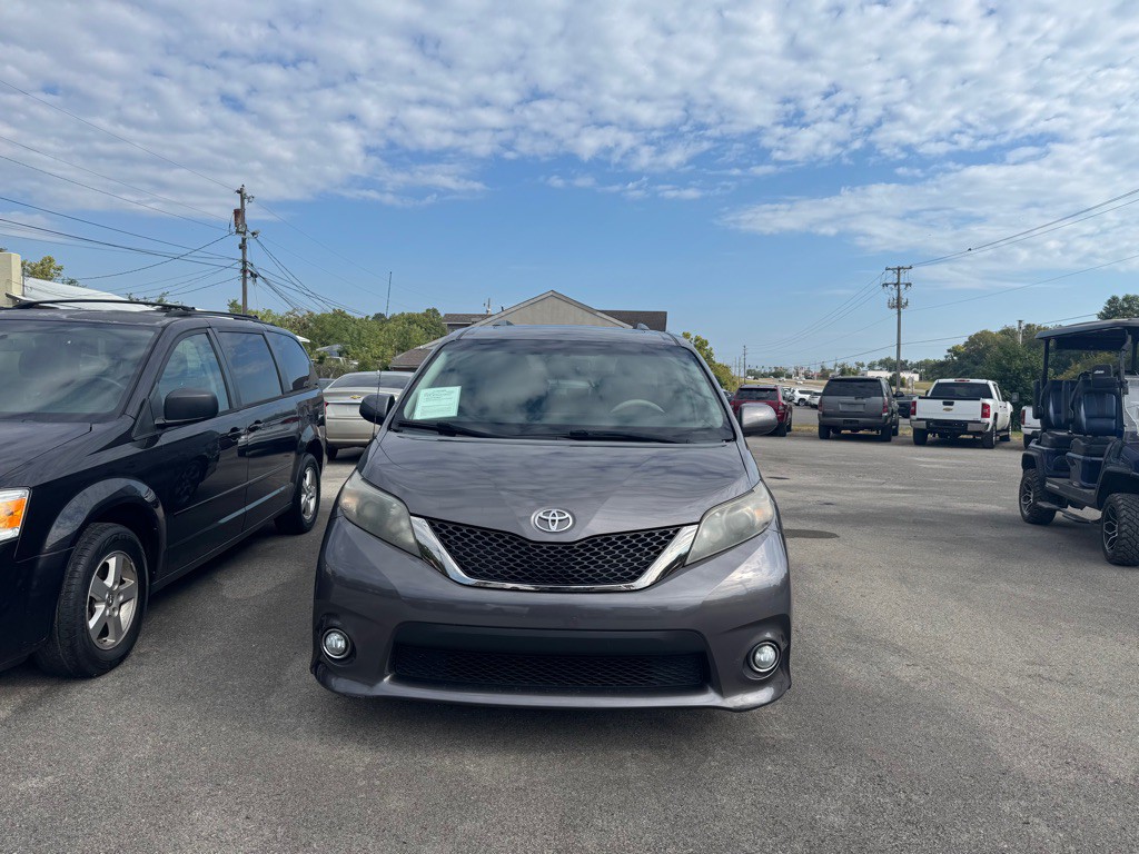 2012 Toyota Sienna Image 2