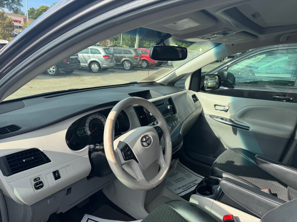 2012 Toyota Sienna Image 7
