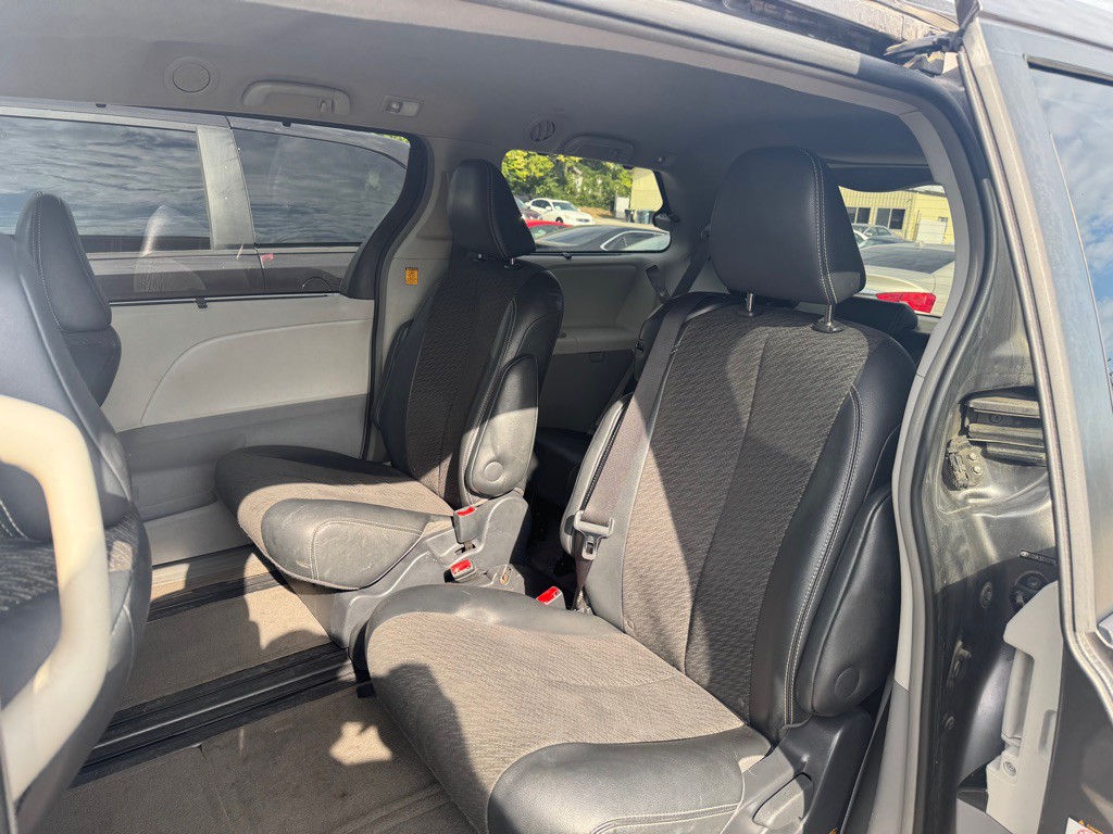 2012 Toyota Sienna Image 8