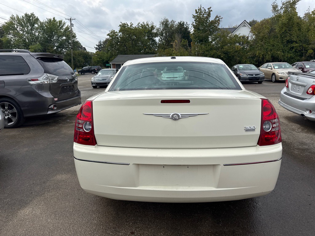 2010 Chrysler 300 Image 4