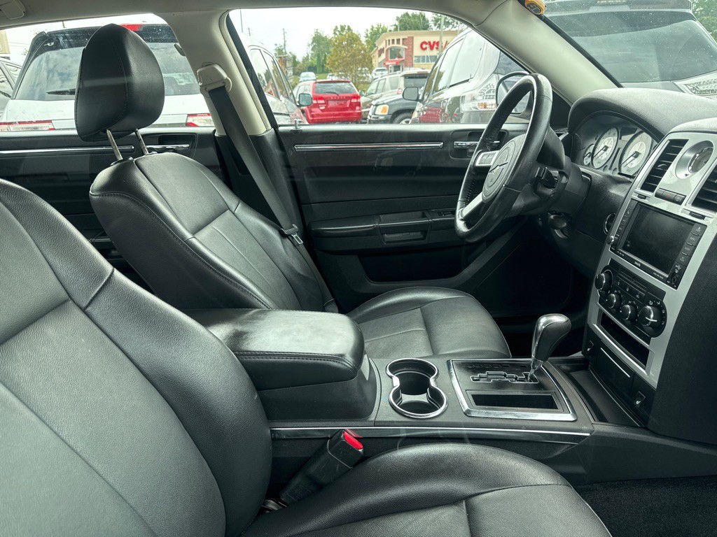 2010 Chrysler 300 Image 5