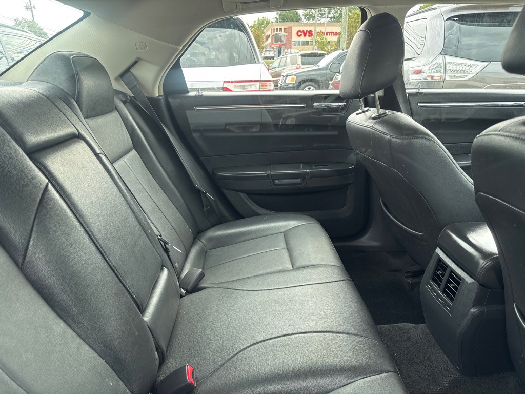 2010 Chrysler 300 Image 6