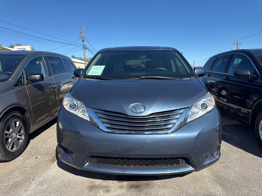 2015 Toyota Sienna Image 2