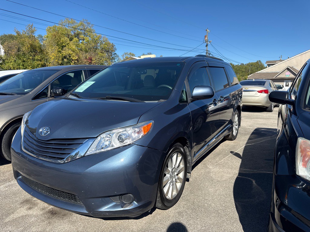 2015 Toyota Sienna Image 3