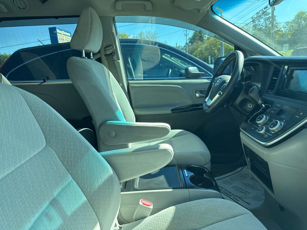 2015 Toyota Sienna Image 5