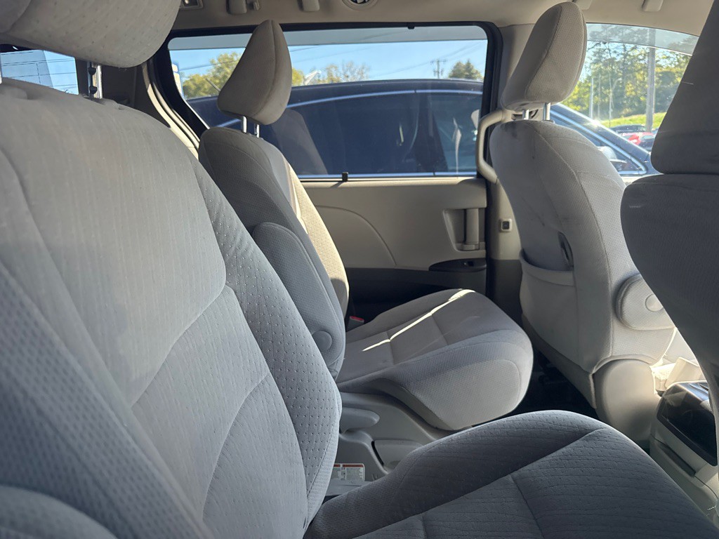 2015 Toyota Sienna Image 6