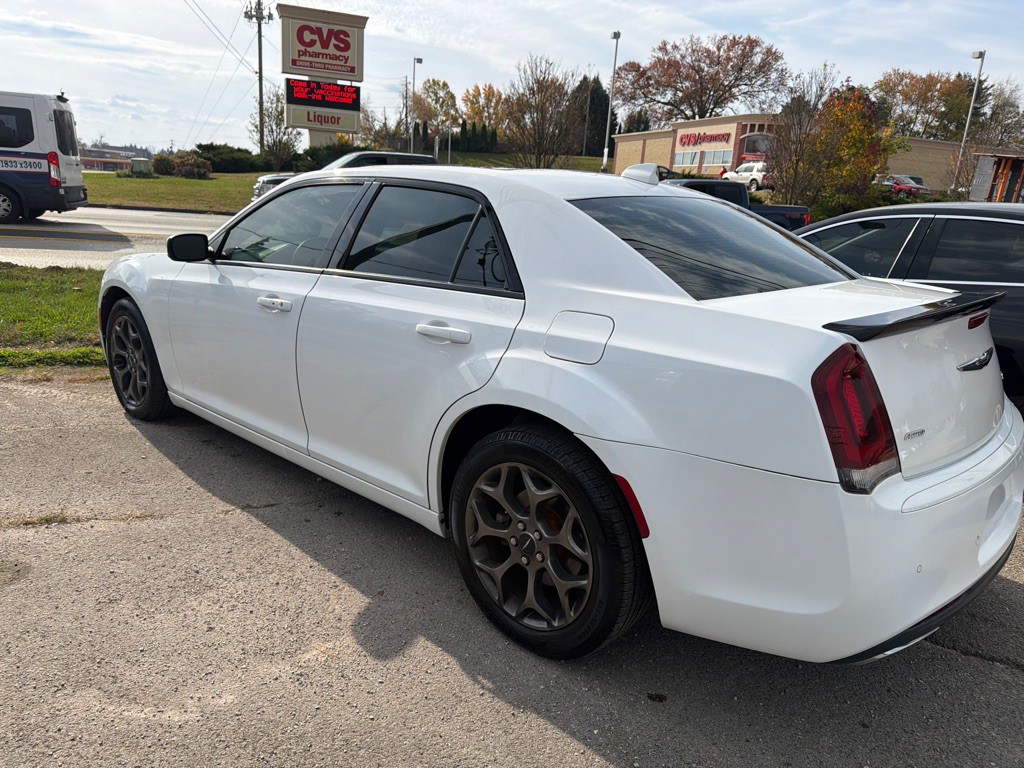 2015 Chrysler 300 Image 4