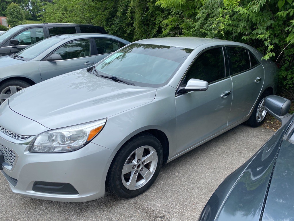 2016 Chevrolet Malibu Image 2