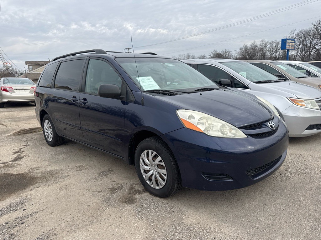 2012 Toyota Sienna Image 1