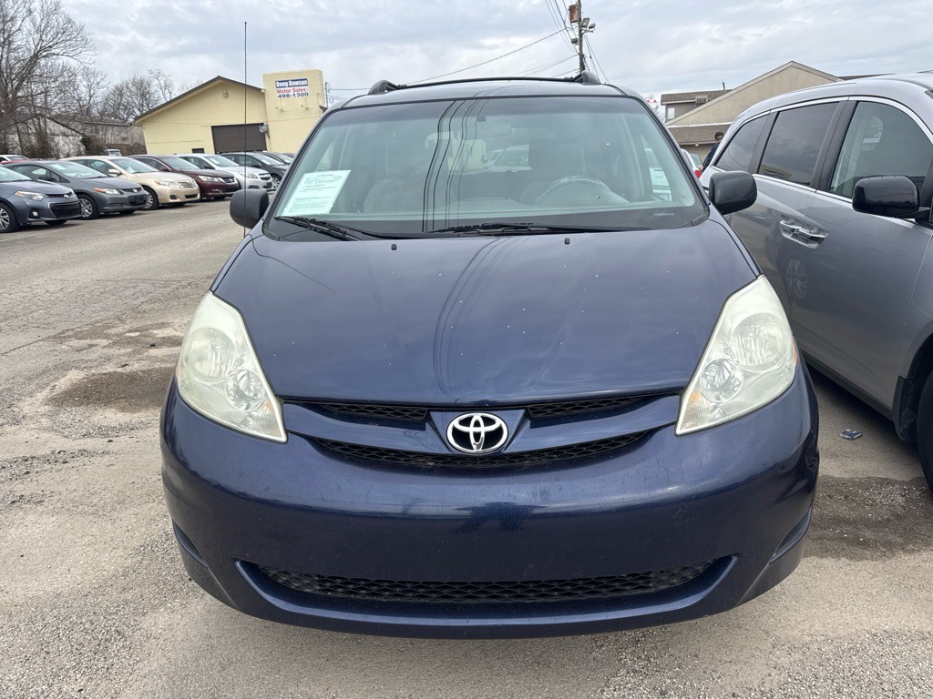 2012 Toyota Sienna Image 2