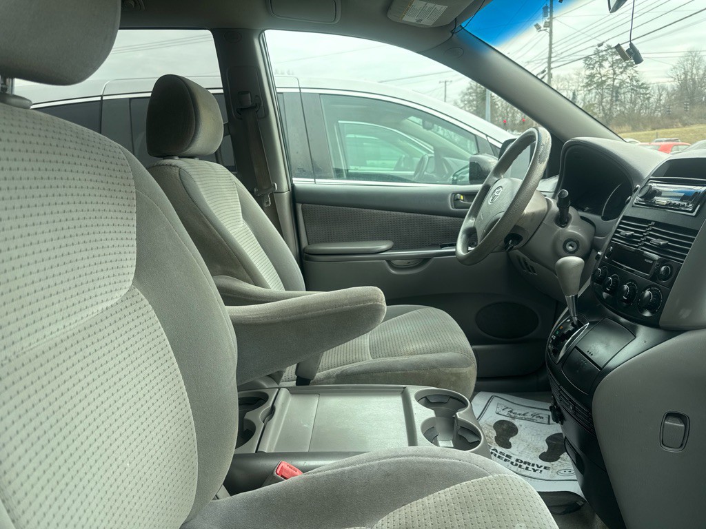 2012 Toyota Sienna Image 5