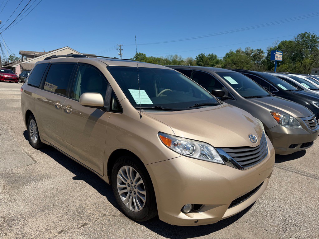 2012 Toyota Sienna Image 2