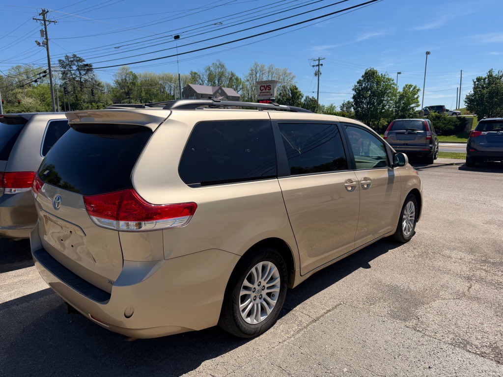 2012 Toyota Sienna Image 3