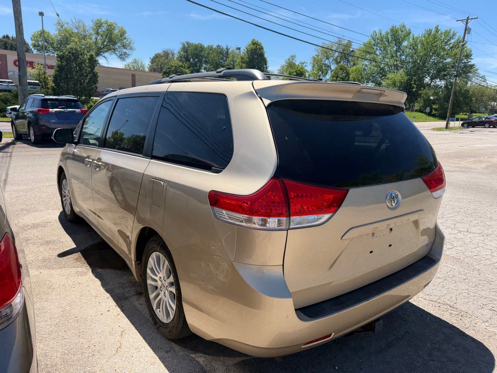 2012 Toyota Sienna Image 4