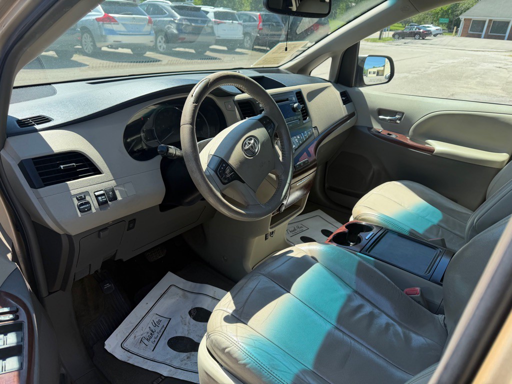 2012 Toyota Sienna Image 5