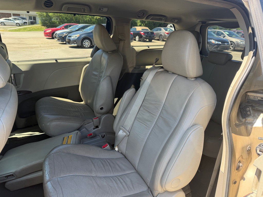 2012 Toyota Sienna Image 6