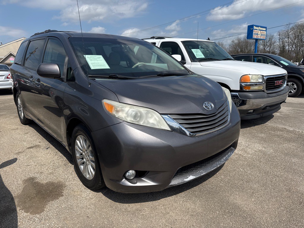 2014 Toyota Sienna Image 1