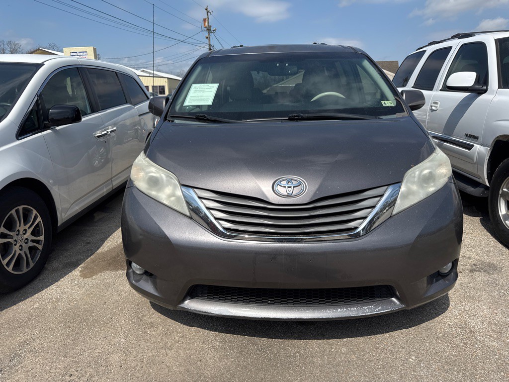 2014 Toyota Sienna Image 2