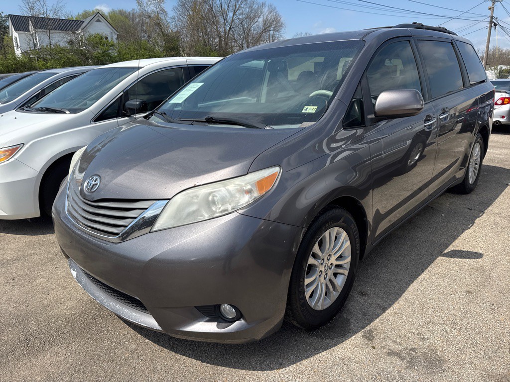 2014 Toyota Sienna Image 3