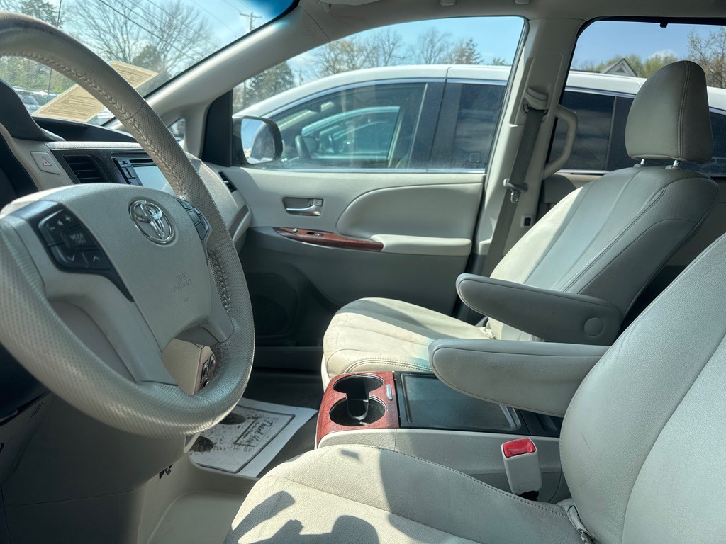 2014 Toyota Sienna Image 4