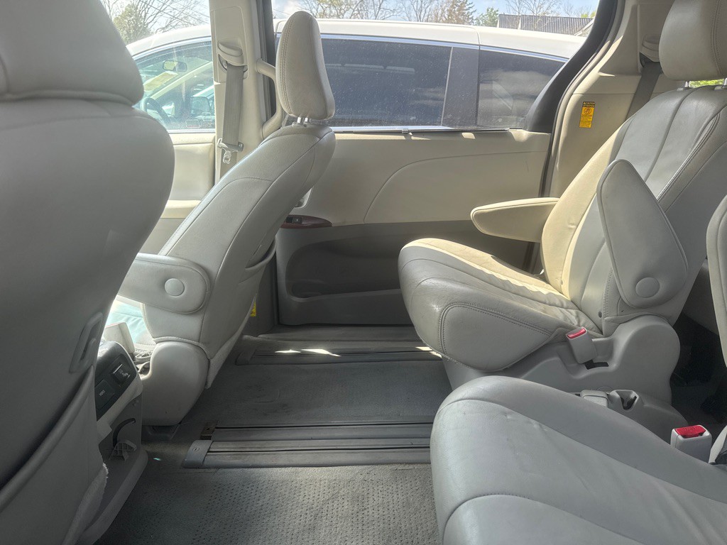 2014 Toyota Sienna Image 5