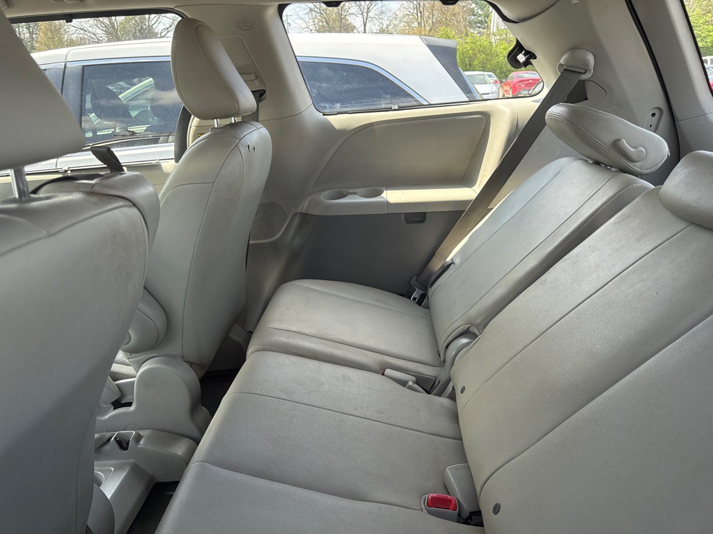 2014 Toyota Sienna Image 6