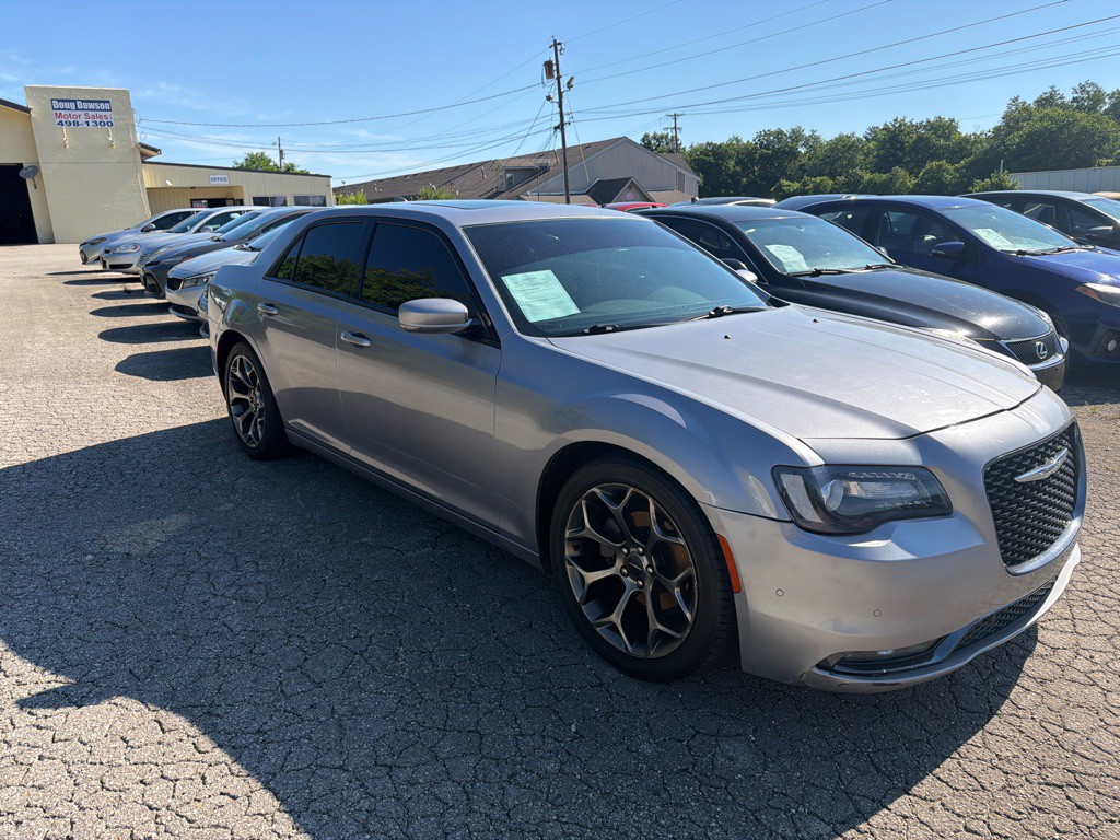 2017 Chrysler 300 Image 2