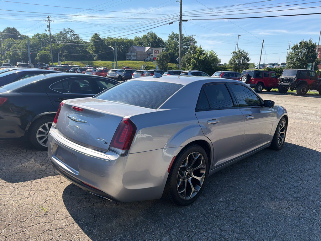 2017 Chrysler 300 Image 3