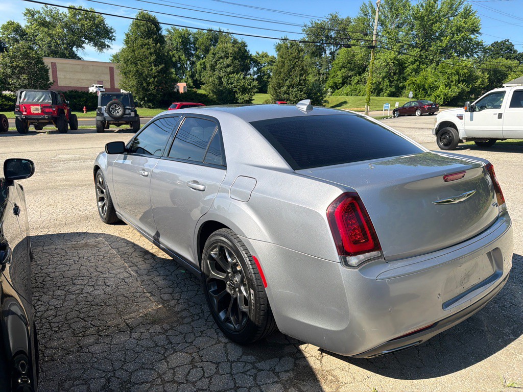 2017 Chrysler 300 Image 4