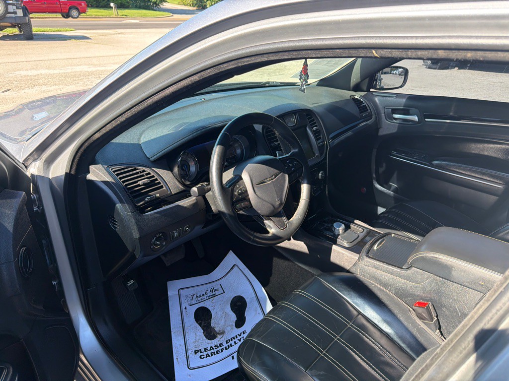 2017 Chrysler 300 Image 5