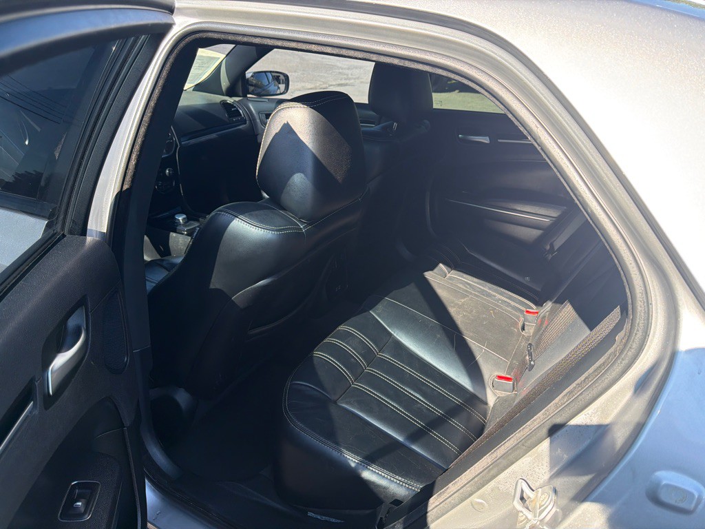 2017 Chrysler 300 Image 6