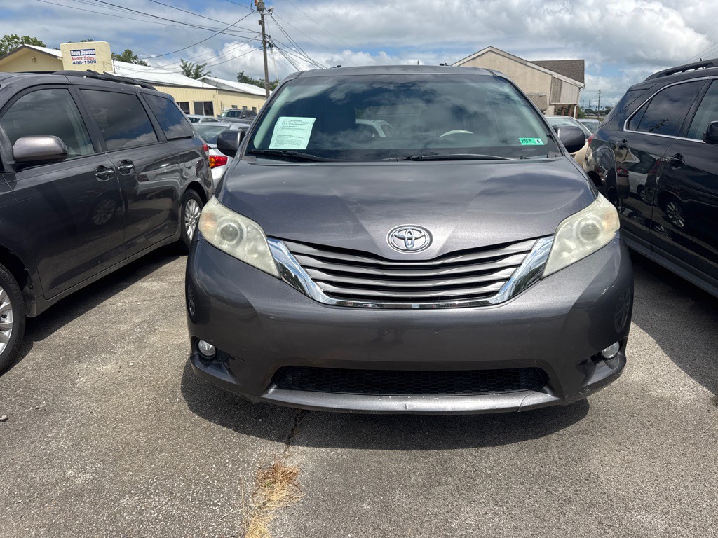 2011 Toyota Sienna Image 2