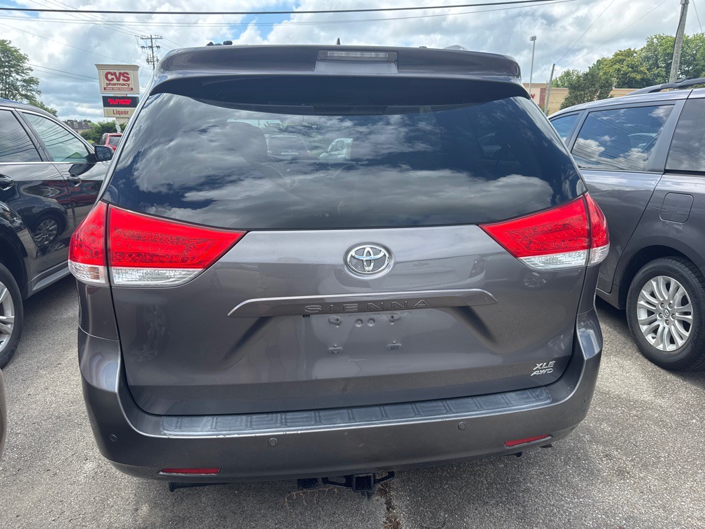 2011 Toyota Sienna Image 4
