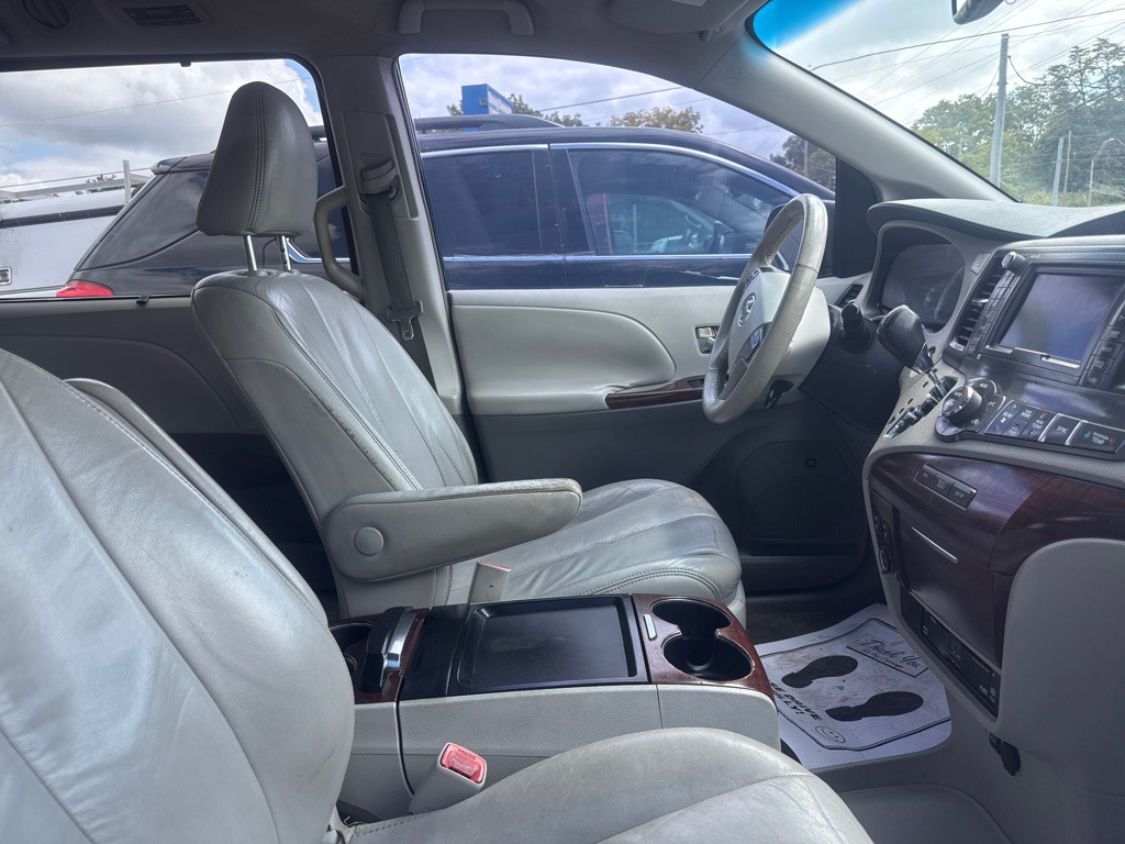 2011 Toyota Sienna Image 5