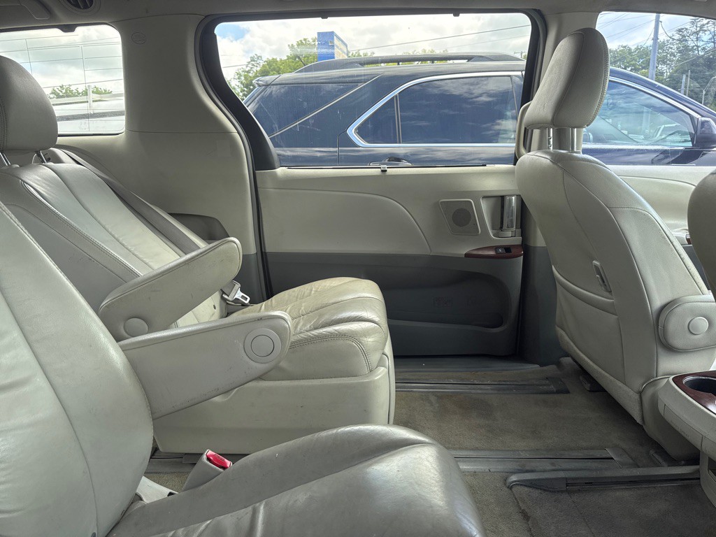 2011 Toyota Sienna Image 6