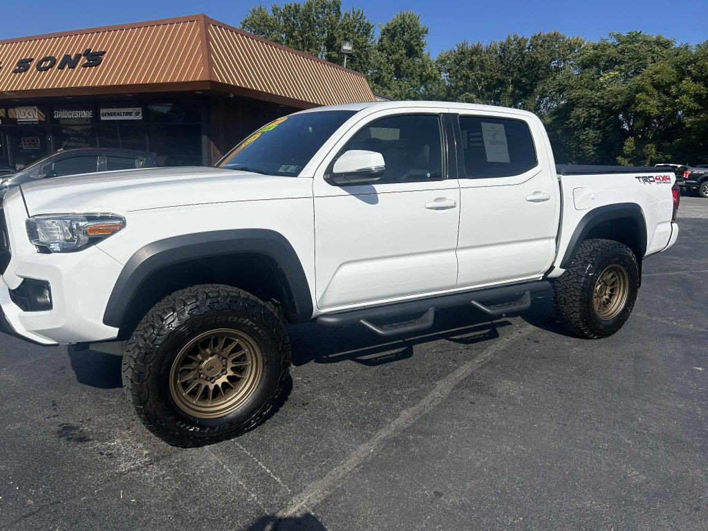 2017 Toyota Tacoma Image 1