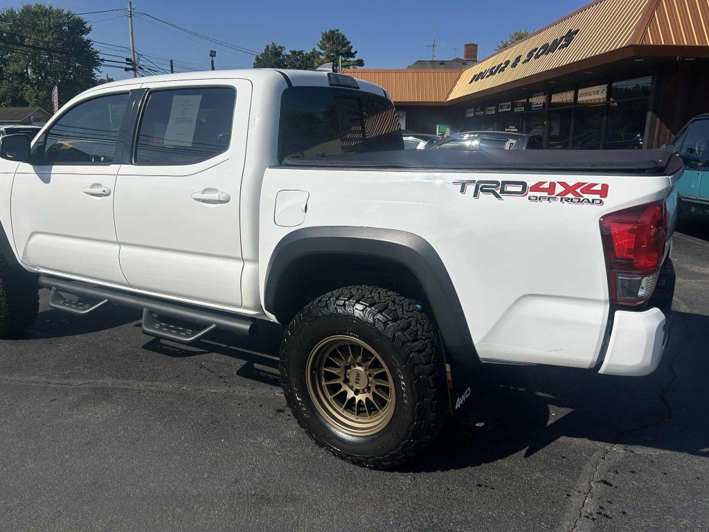 2017 Toyota Tacoma Image 4