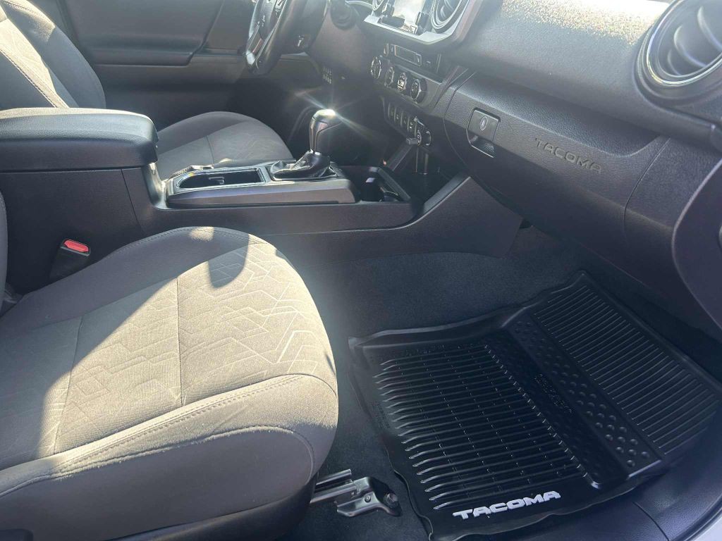 2017 Toyota Tacoma Image 8
