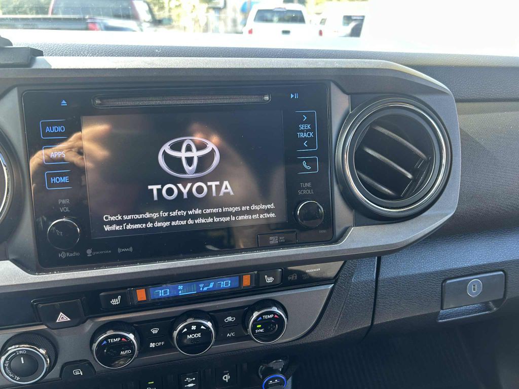 2017 Toyota Tacoma Image 11