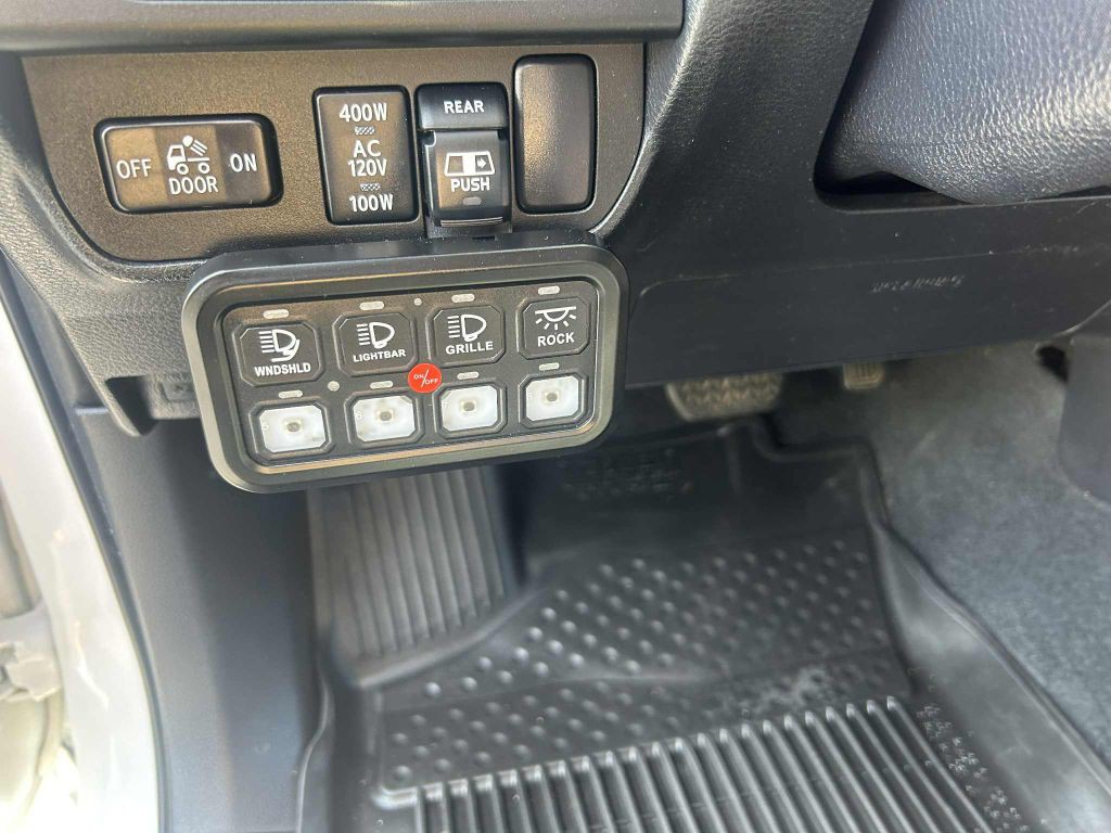 2017 Toyota Tacoma Image 12