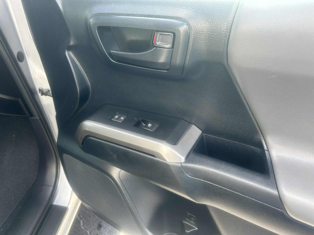2016 Toyota Tacoma Image 8